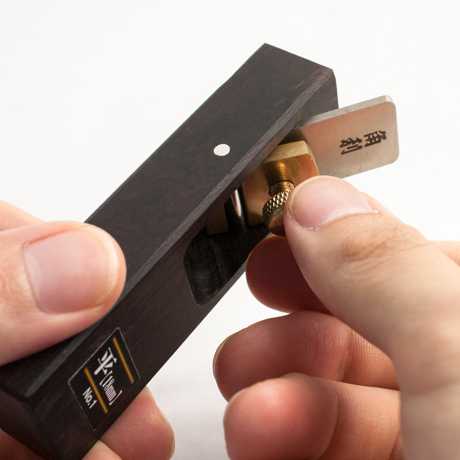 Cepillo de mano Kakuri Mini Ébano No8 R18 Cóncavo