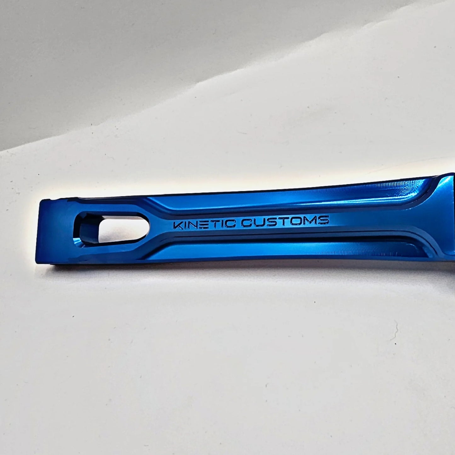 Kinetic Customs The Raptor Mango de aluminio únicamente