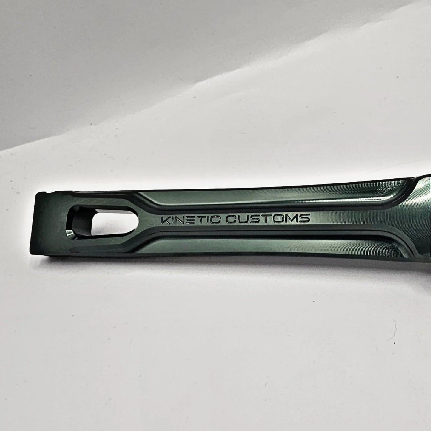 Kinetic Customs The Raptor Mango de aluminio únicamente