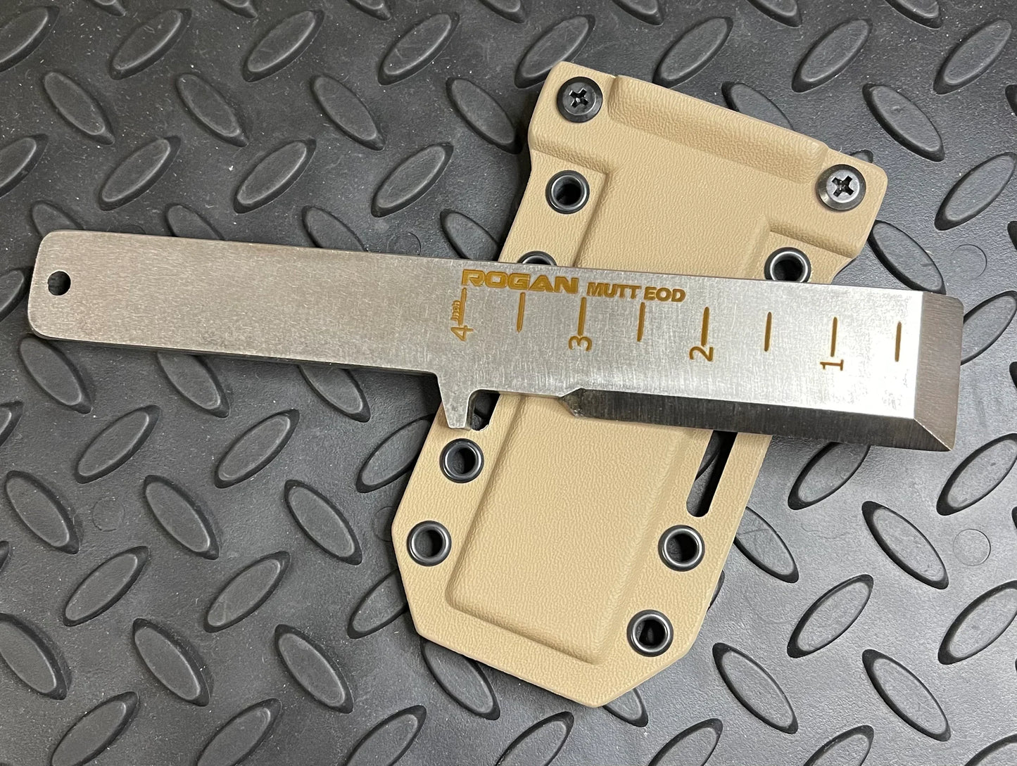 Rogan MUTT EOD con funda de Kydex