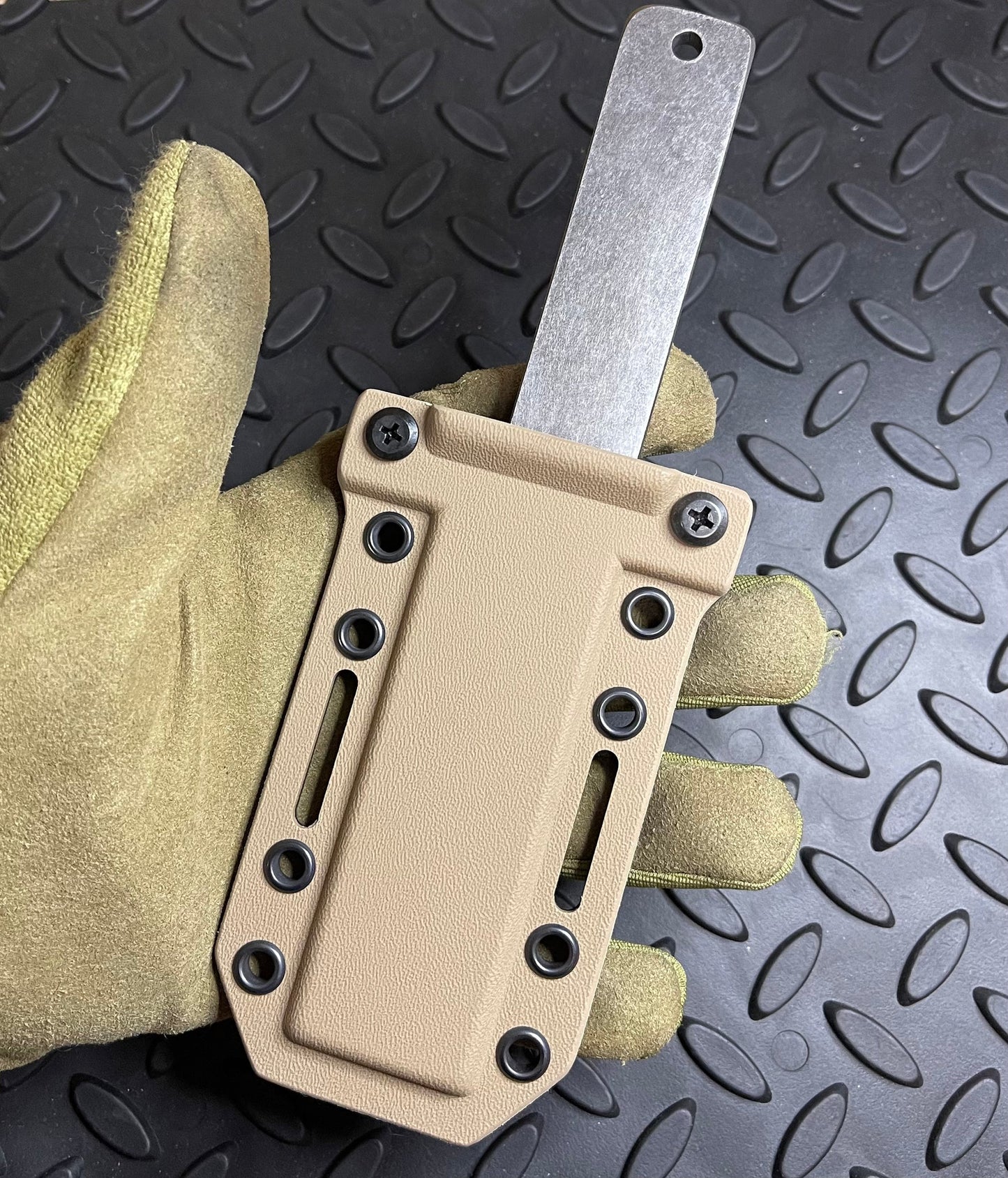 Rogan MUTT EOD con funda de Kydex