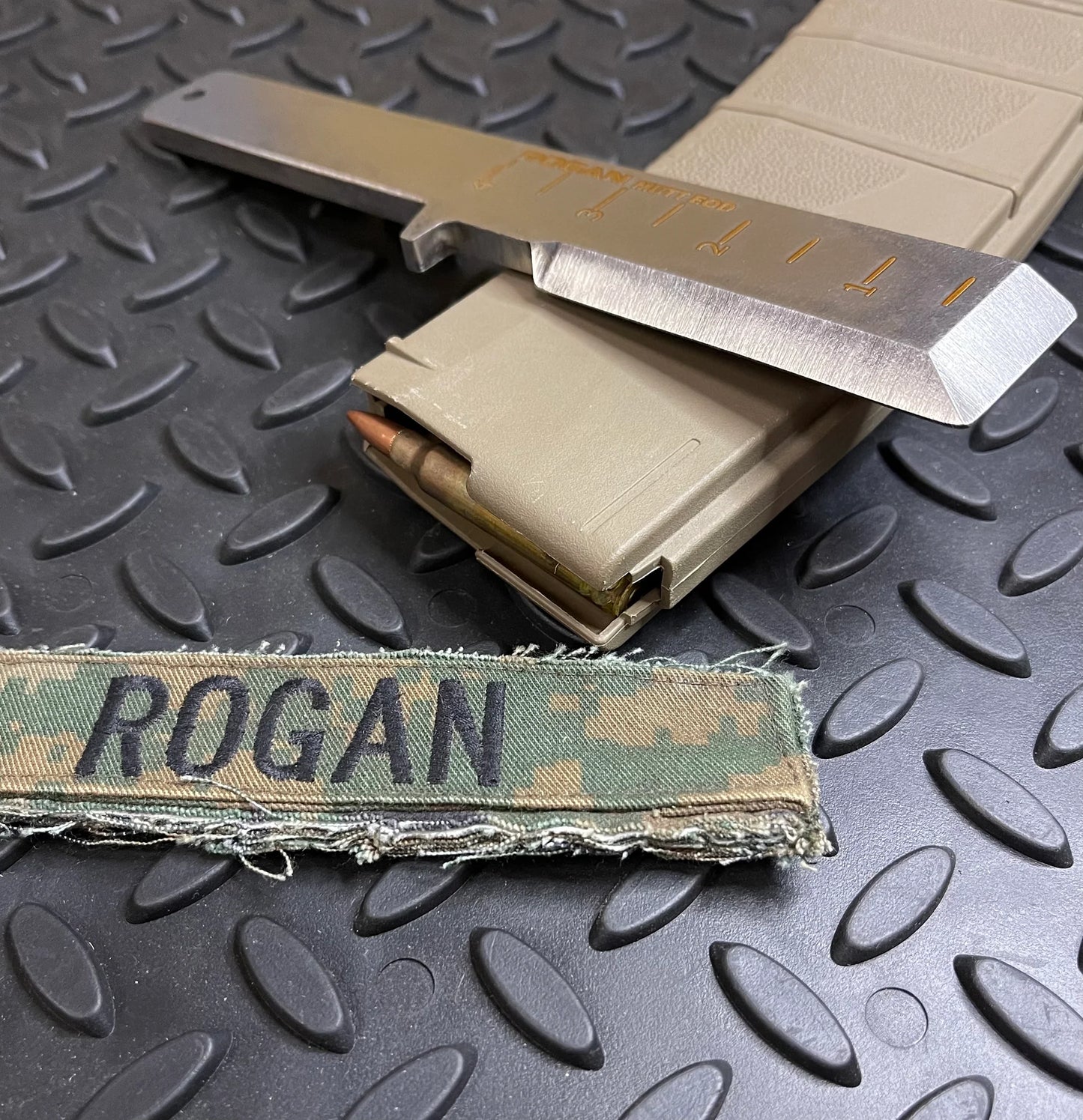 Rogan MUTT EOD con funda de Kydex