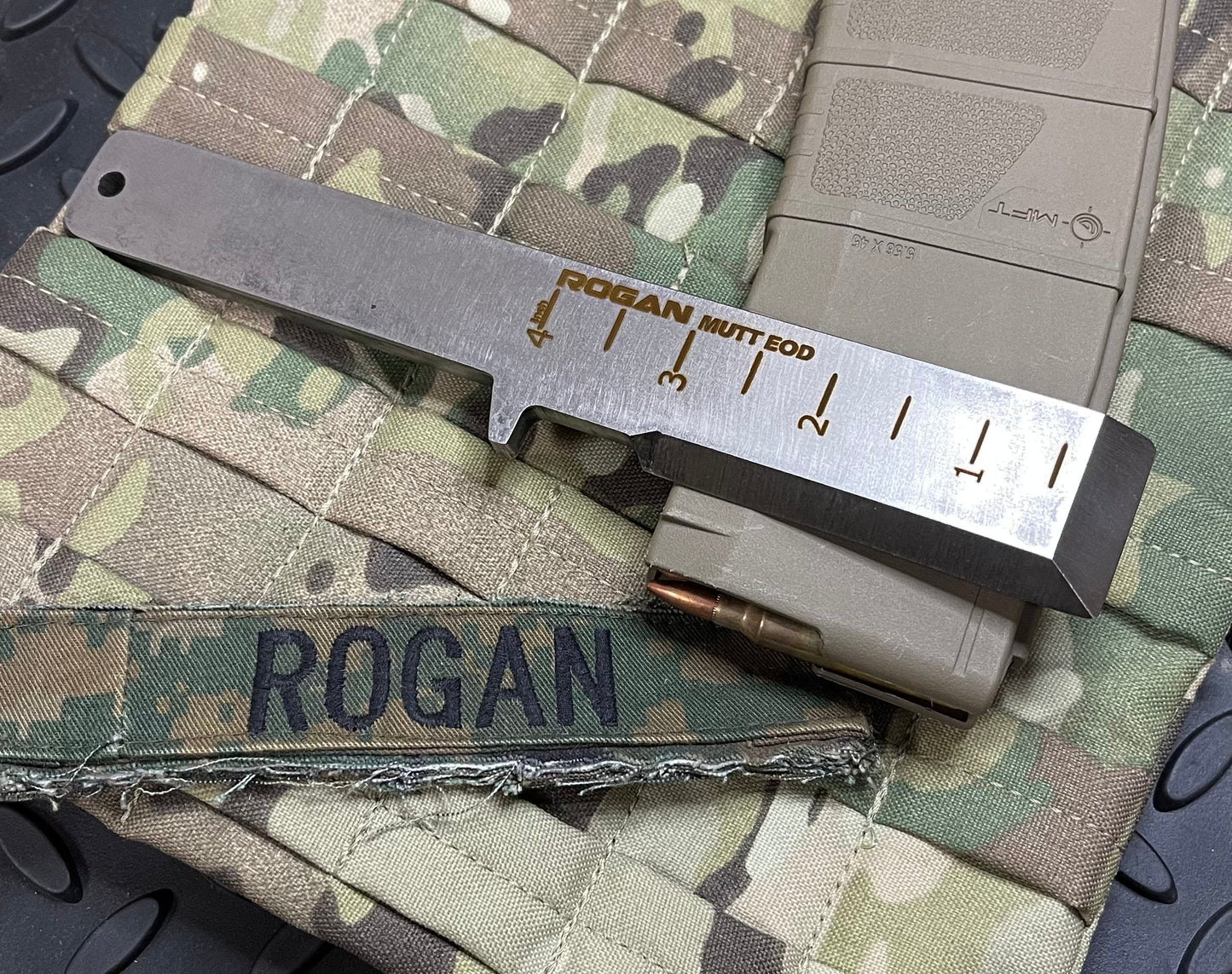 Rogan MUTT EOD con funda de Kydex