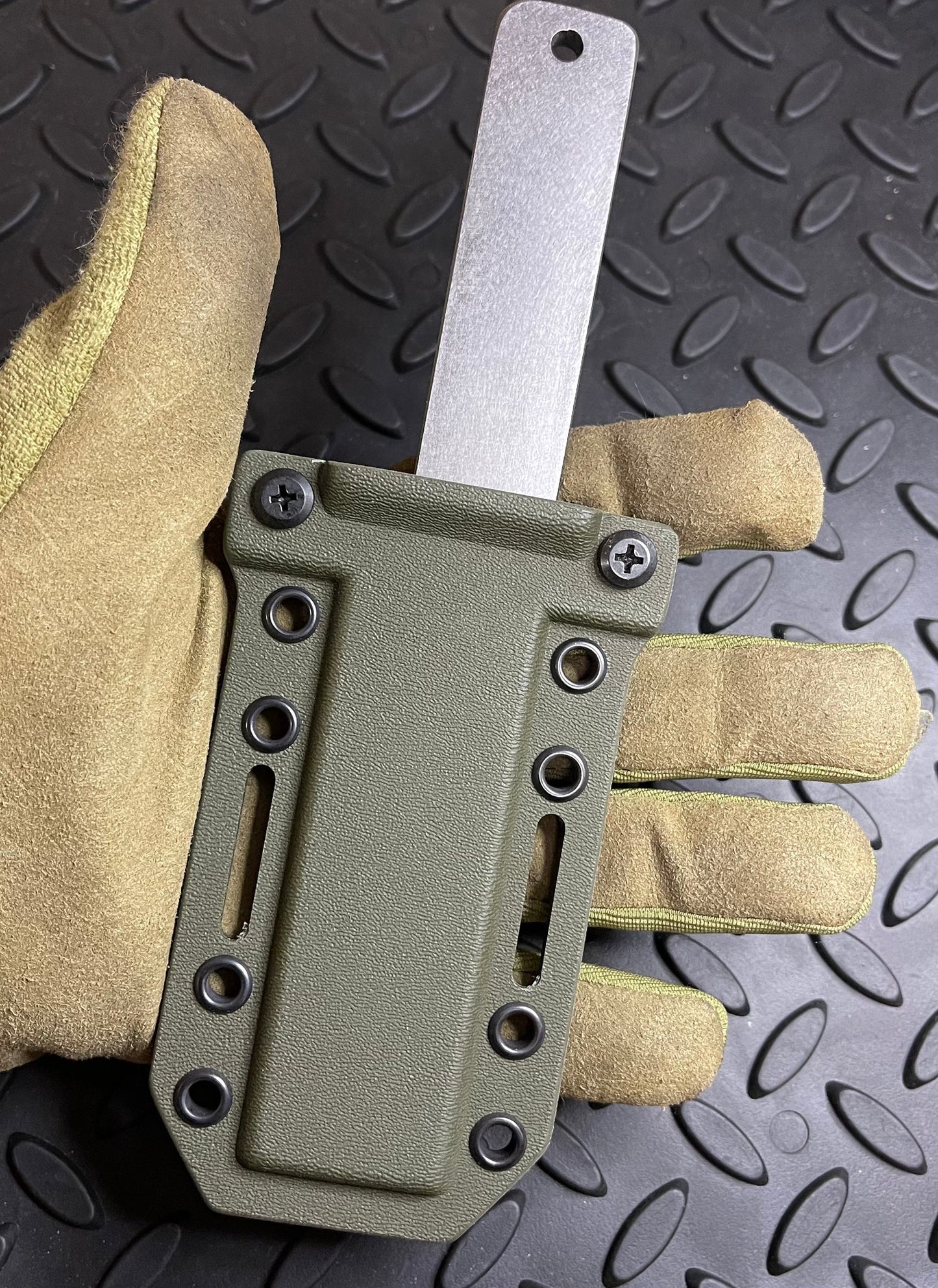 Rogan MUTT EOD con funda de Kydex