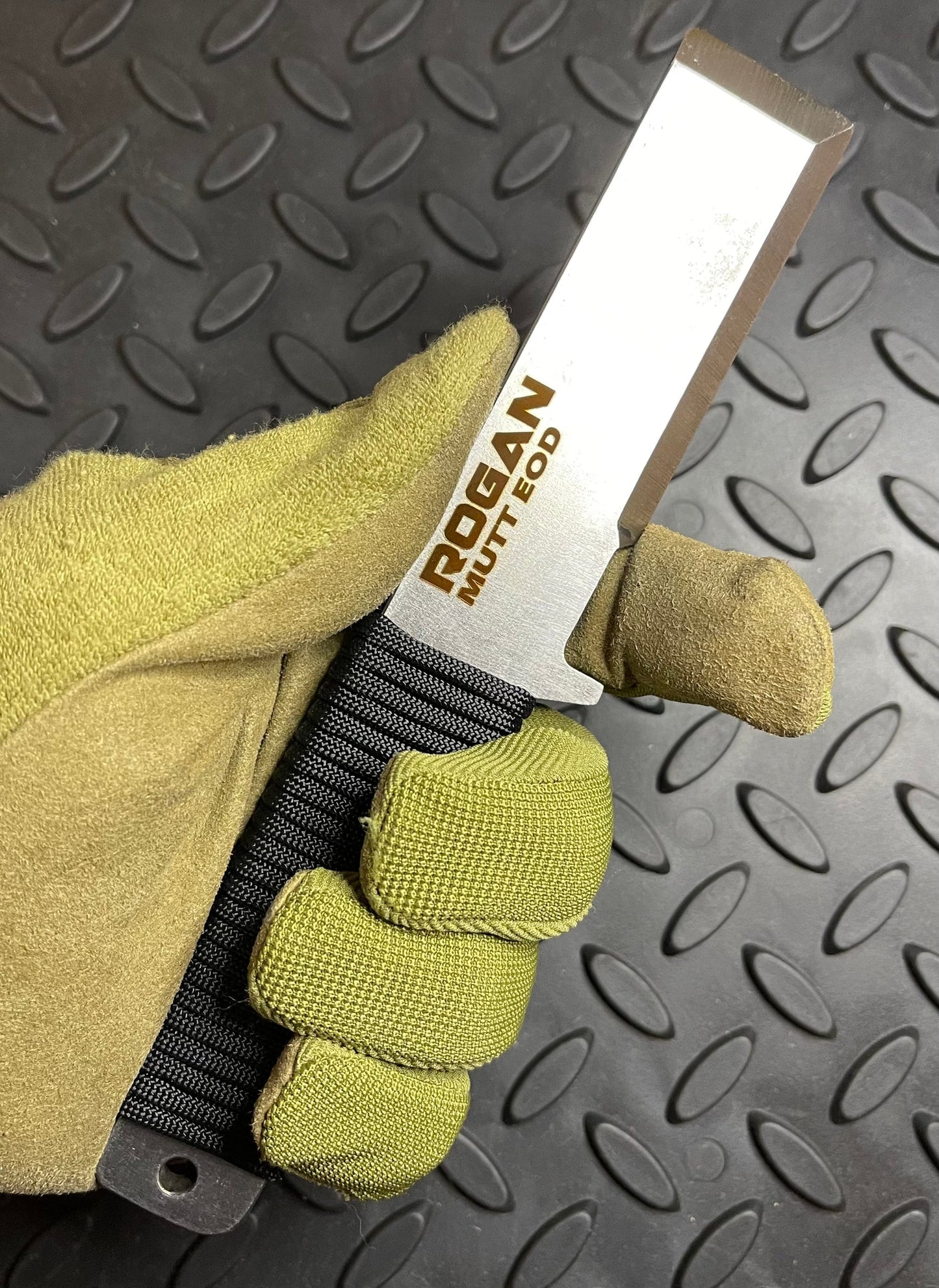 Rogan MUTT EOD con funda de Kydex