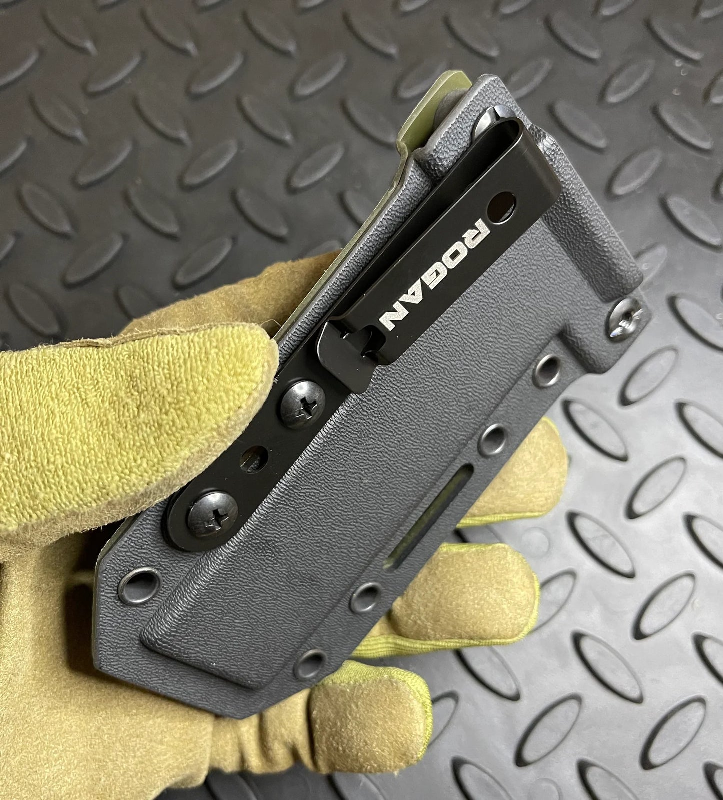 Rogan MUTT EOD con funda de Kydex