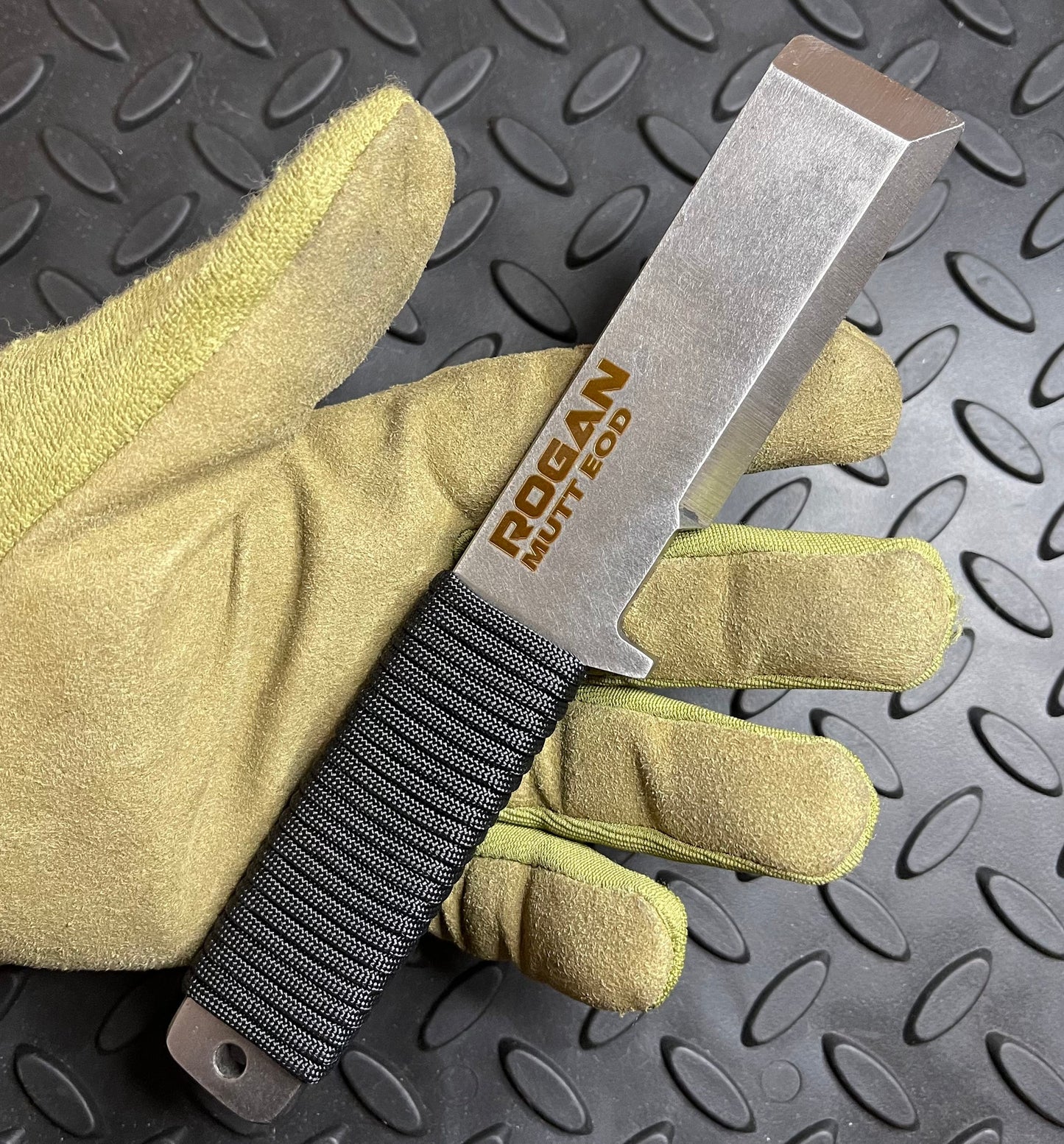 Rogan MUTT EOD con funda de Kydex