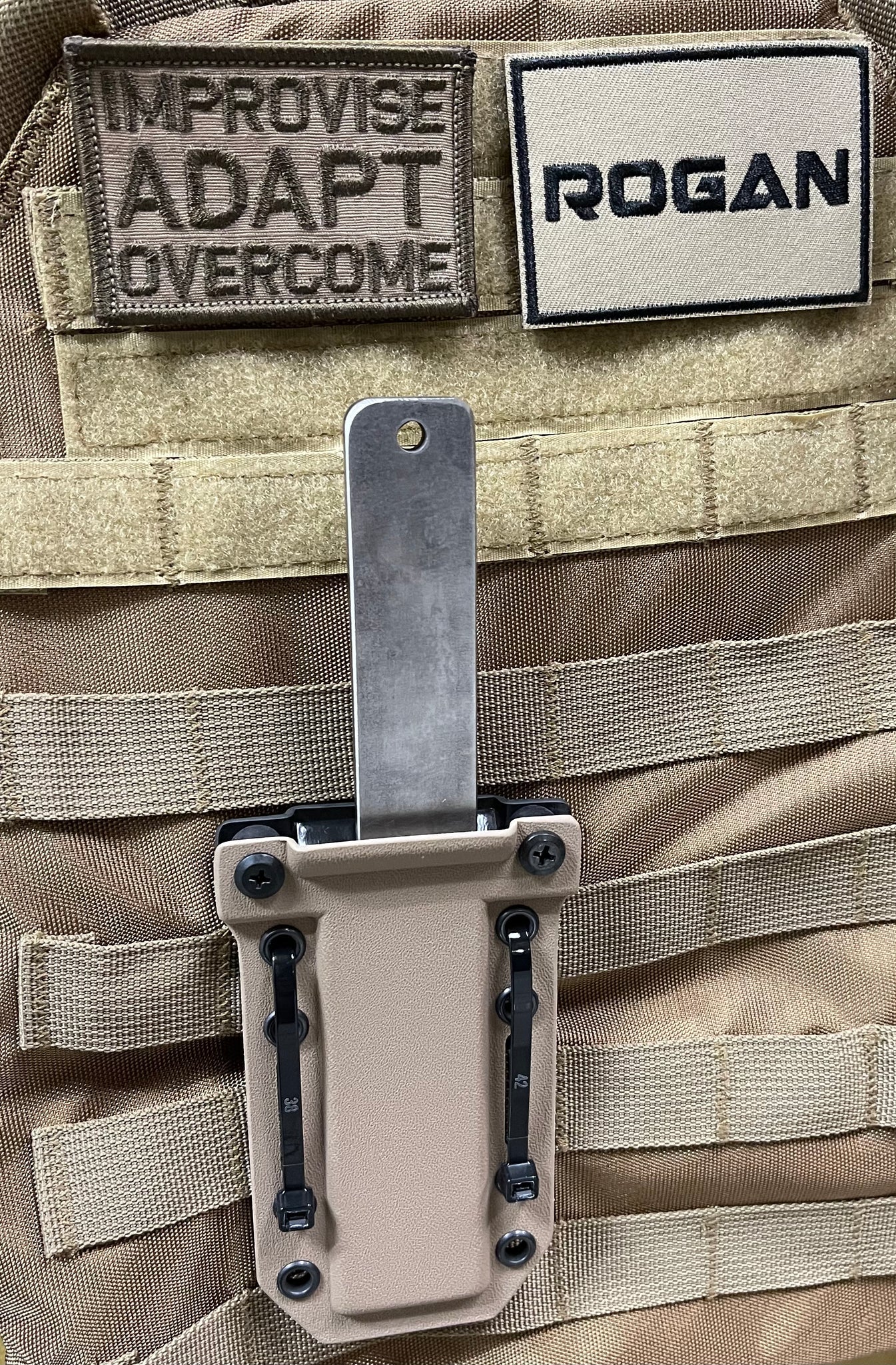 Rogan MUTT EOD con funda de Kydex