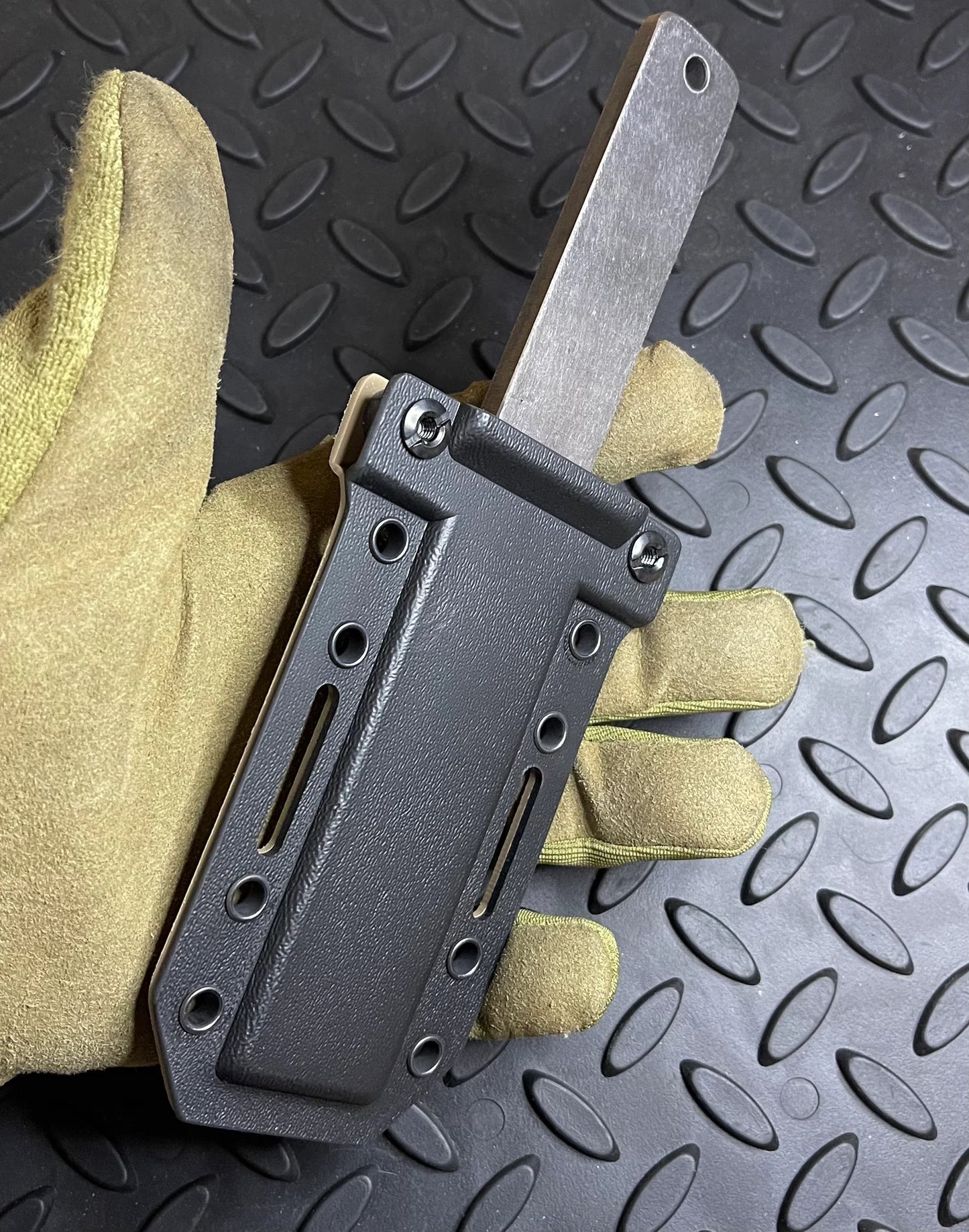 Rogan MUTT EOD con funda de Kydex