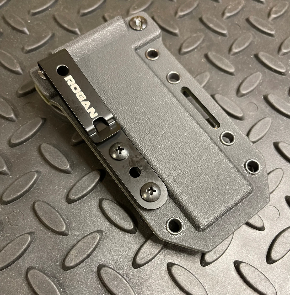 Rogan MUTT EOD con funda de Kydex