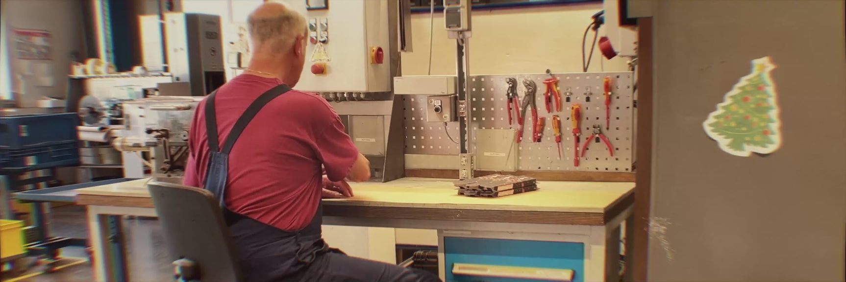 A stunning close-up of the Limited Edition TwinGrip (200mm), showing its exclusive dark phosphated finish and bronze-coloured lettering.